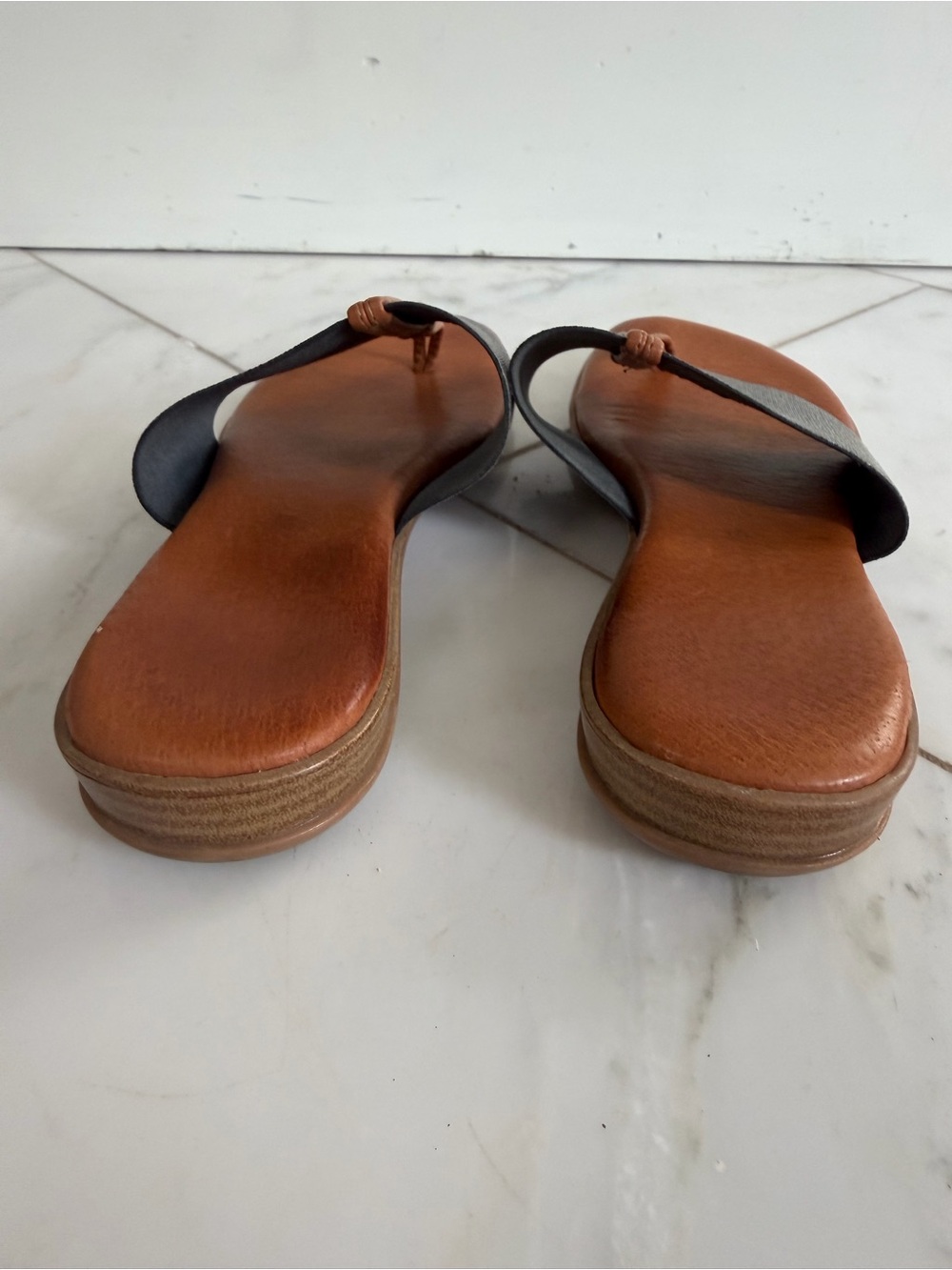 Andre Assous Women’s Size 7 metallic pewter and tan leather flip flop sandals - Picture 4 of 6